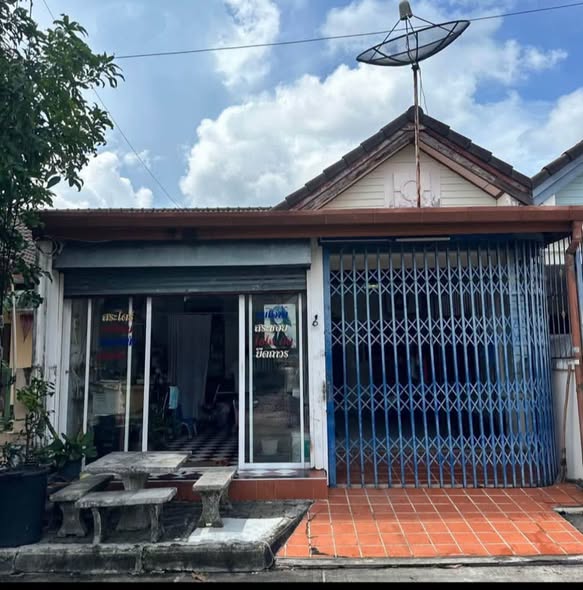 Vายตามสภาพ หมู่บ้านศรีสุชาติ 3 Sาคา 2,790,000 Uาท รายละเอียดบ้าน พื้นที่ 27 ตารางวา 2 ห้องนอน 1 ห้องน้ํา ค่าใช้จ่ายวันโอน • ค่าโอน คนละครึ่ง