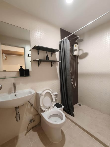for Rent – Ready to Move In Top Floor (7th Floor) 1 Bedroom, 1 Bathroom Fully Furnished Complete Electrical Appliances: * 2 Air Conditione