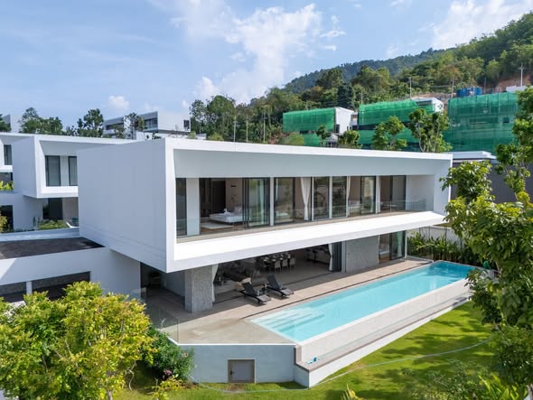 Brand-New 5BR Corner Pool Villa Next to HeadStart School (Clover Residence) Price: THB 380,000 / month (1-Year Lease) Loc