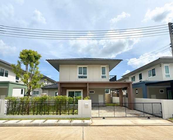สราญสิริ เกาะแก้ว รีทรีต รายละเอียด เนื้อที่ 55 ตร.วา 4 ห้องนอน 3 ห้องน้ํา 1 ห้องครัว (แยกสัดส่วน) สิทธิพิเศษที่ได้ไปเลย • แอร์ 5 ตัว • ค่าส