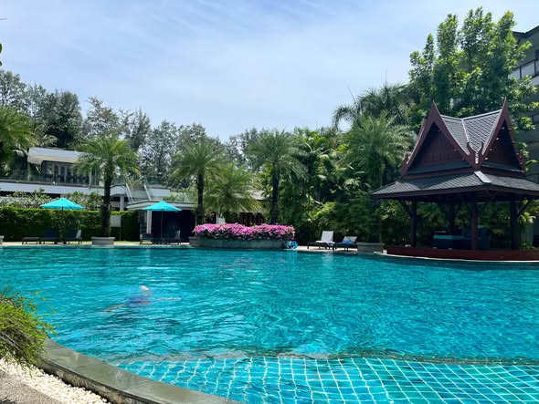 *Luxury 3-Bedroom Apartment Near Naithon Beach, Phuket* Located on the first floor of a low-rise residence, this eleg