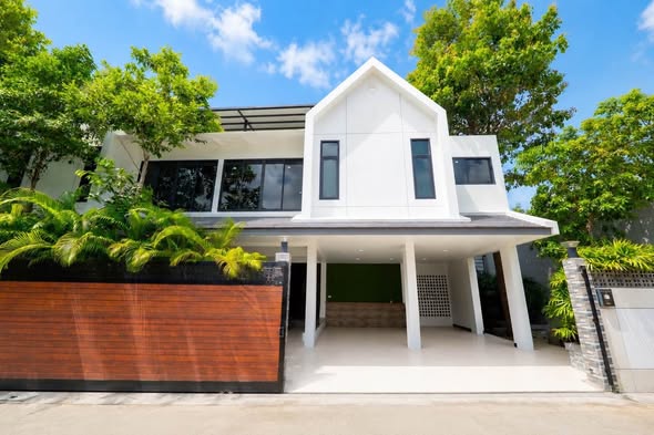 utes Away RENTAL TERMS ━━━━━━━━━━━━━━ Rental Price: 70,000 THB / Month PROPERTY DETAILS ━━━━━━━━━━━━━━ 3 Bedrooms + 1 Maid’s Room 5 Bathroom
