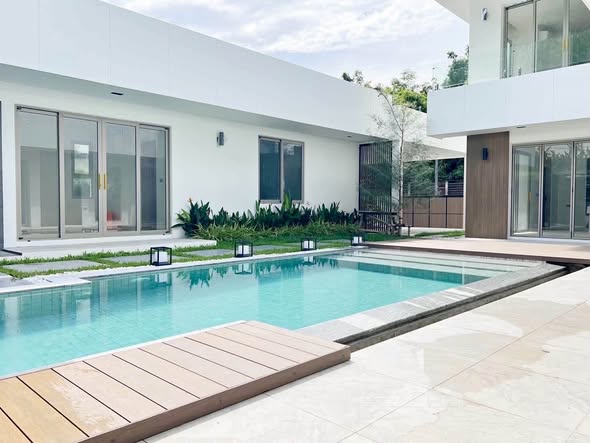 Loch Palm Villas Kathu – บ้านหรูใจกลางกะทู้ พร้อมสระว่ายน้ําส่วนตัว! พิกัด: บ้านสวน ล็อคปาล์ม กะทู้, ภูเก็ต ราคา: 33.8 ล้านบาท เนื้อที่: 719
