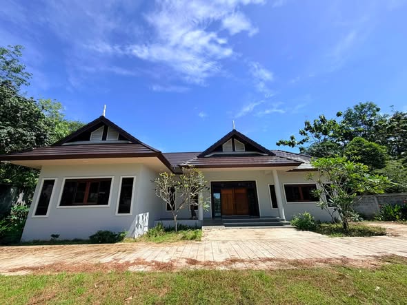 This beautiful 3-storey house offers generous living spaces, a large garden, and a peaceful atmosphere—perfect for fami