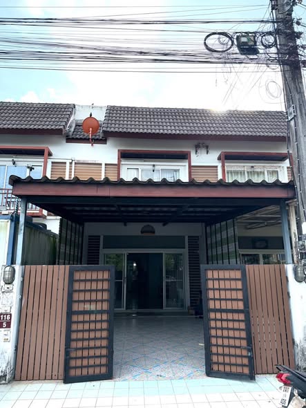 สบายวิลเลจ 1, กะทู้ ราคา 3.29 ล้านบาท 2 ห้องนอน 2 ห้องน้ํา เนื้อที่ 21.9 ตร.ว. บ้านพร้อมอยู่ ทําเลดี เดินทางสะดวก เหมาะทั้งอยู่อาศัยและลงทุน