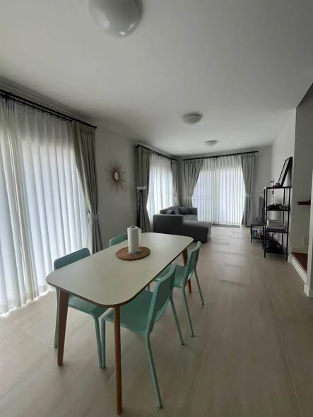 This beautiful detached villa in Habitia offers comfort, convenience, and a peaceful living environment
