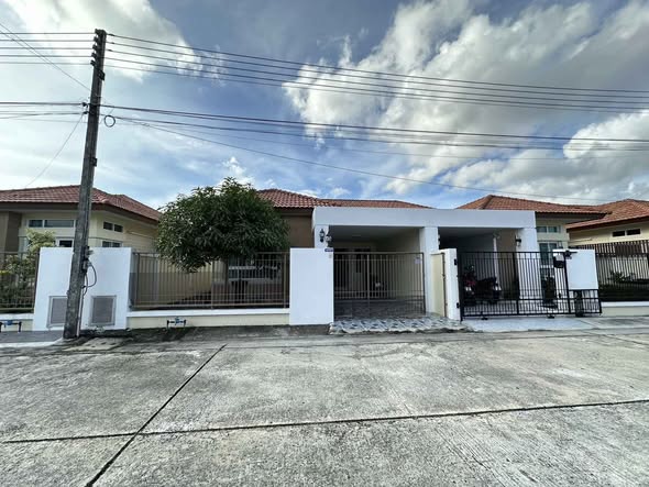 Phuket Villa Chaofa 2 Excellent location, convenient transportation, close to shopping malls, shops, s