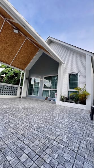 น ล่วงหน้า 1 เดือน บ้านว่าง พร้อมเข้าอยู่ Beautiful Minimalist Single House for Long-Term Rent (1-Year Minimum) An elegant, warm, and contem