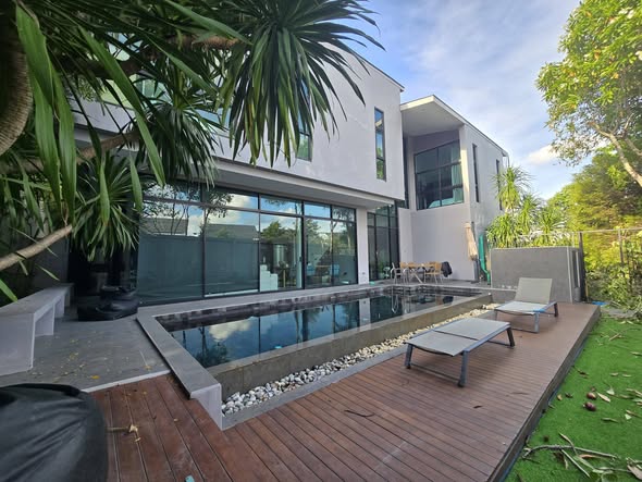 Wallaya Villa | Choeng Talay, Pasak 8 Experience comfortable tropical living in this private villa, ide