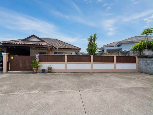 for Rent – Suriyaporn Place, Na Bon, Chalong 📍 Location: Suriyaporn Place, Na Bon, Chalong ✨ Property Details: * Land Area: 53