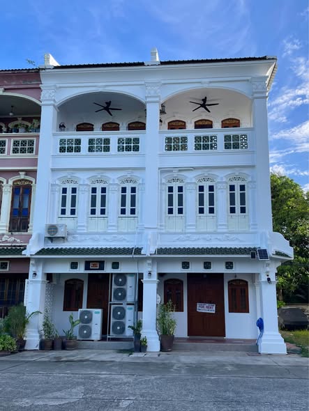 eal for a Café, Restaurant, Boutique Hotel, Office, Gallery, Creative Studio, or Residence A beautifully renovated boutique townhouse featur