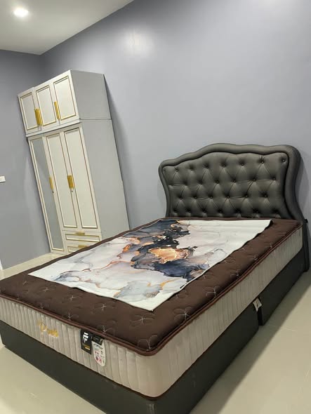 บ้านว่างให้เช่า หมู่บ้านฉลองสมาร์ทแอท 2 ห้องนอน 2ห้องน้ํา พร้อมเฟอร์นิเจอร์ ให้เช่า 20,000 บาท อยู่จ่ายล่วงหน้า 1 เดือนประกัน 1 เดือน สนใจสอ