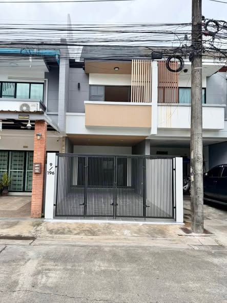 บ้านสวยโซนกะทู้ #หมู่บ้านโกลเด้นวิลล์5 รีโนเวทใหม่  ทาวน์เฮาส์ 2 ชั้น เนื้อที่ 22 ตรว. ราคา 3.99 ล้าน 3 ห้องนอน 2 ห้องน้ํา 1 ห้องครัว 1 ที่